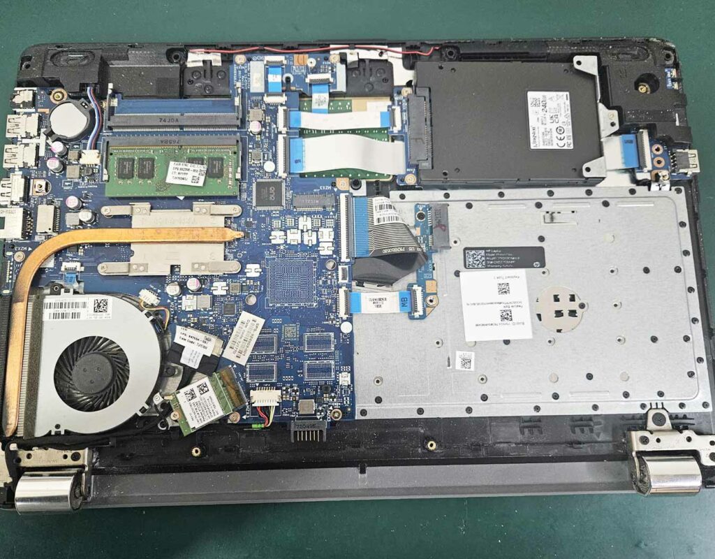 Reconstrução de Dobradiças num Portátil HP